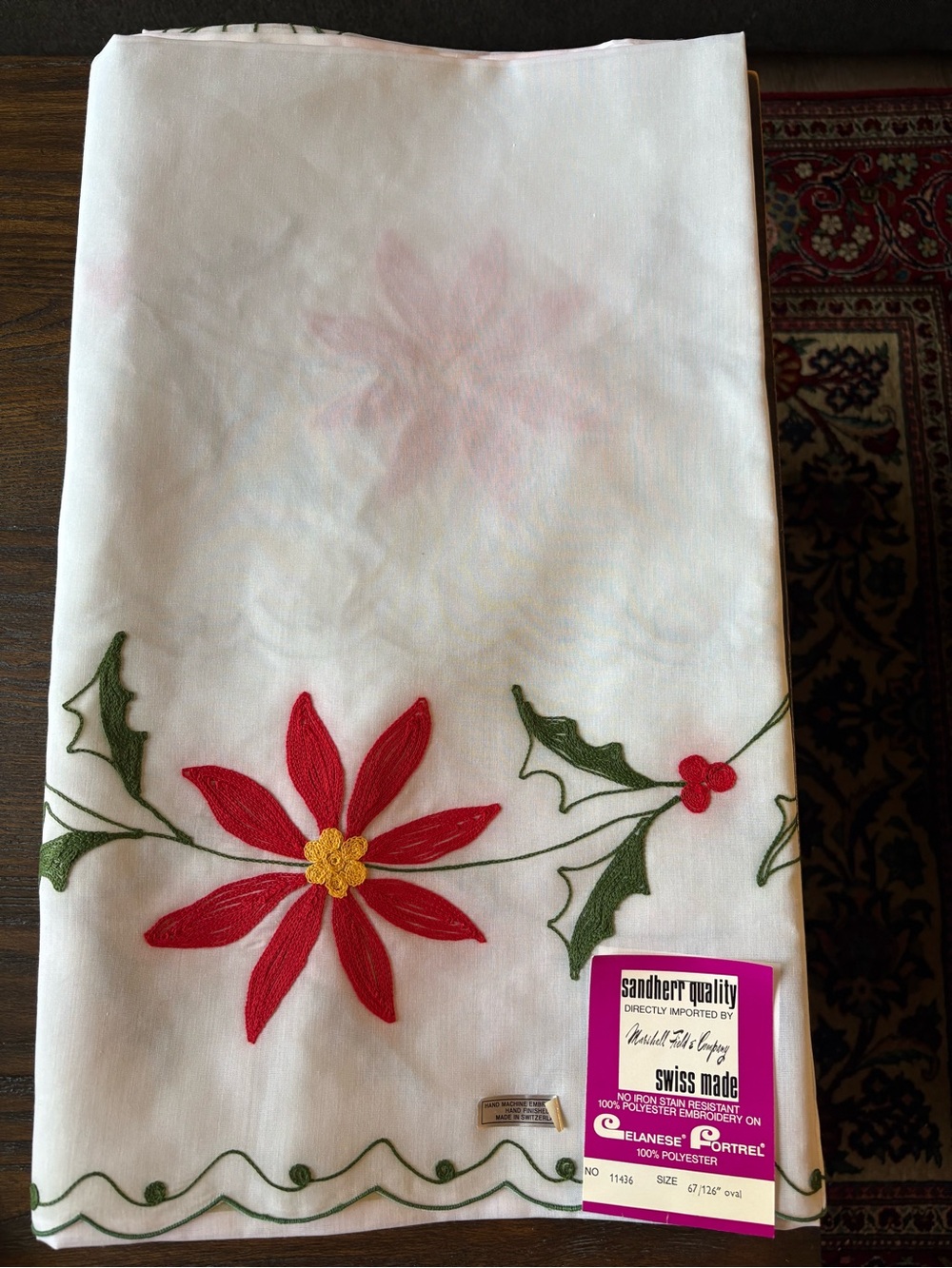 Marshall Field & Co. 🎄 Vintage 1970s Christmas Tablecloth 67”x 126” Oval